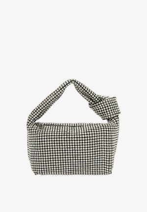 Sorte og sølv taske med en rund form, der har et struktureret gittermønster, en snoet håndtag og en lynlås lukning.