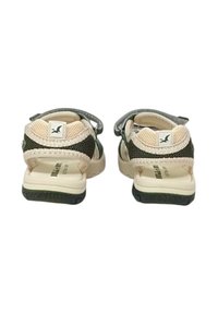 Sandali verdi e beige con una tomaia in rete traspirante, cinghie regolabili e una suola in gomma testurizzata. La vista posteriore mette in evidenza le caratteristiche del design.