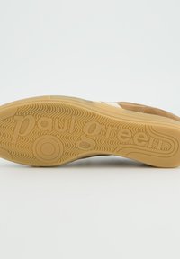 Semelle de sneaker en suède tan avec un logo "paul green" en relief, dotée d'une semelle en caoutchouc texturée et de motifs circulaires pour une meilleure adhérence.