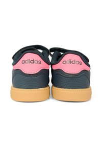 Zapatillas de cuero azul oscuro con acentos en rosa, presentan una textura perforada, cierre de cordones y suela de goma. Logotipo en el talón.