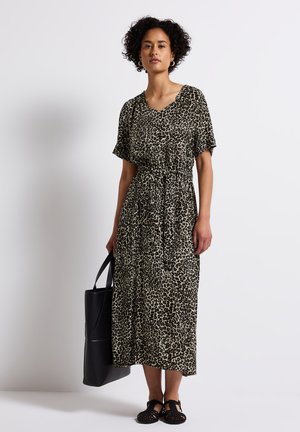 Maxi kjole med leopardprint, korte ærmer, indsnørret talje og afslappet pasform. Båret med en sort tote bag og strukturerede sorte sandaler.