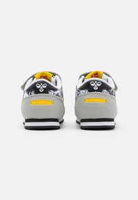 Grijze suede en gestreepte textiel sneakers met een zwart accent, gele details en witte veters. Heeft een low-profile ontwerp met een gestreepte zool.