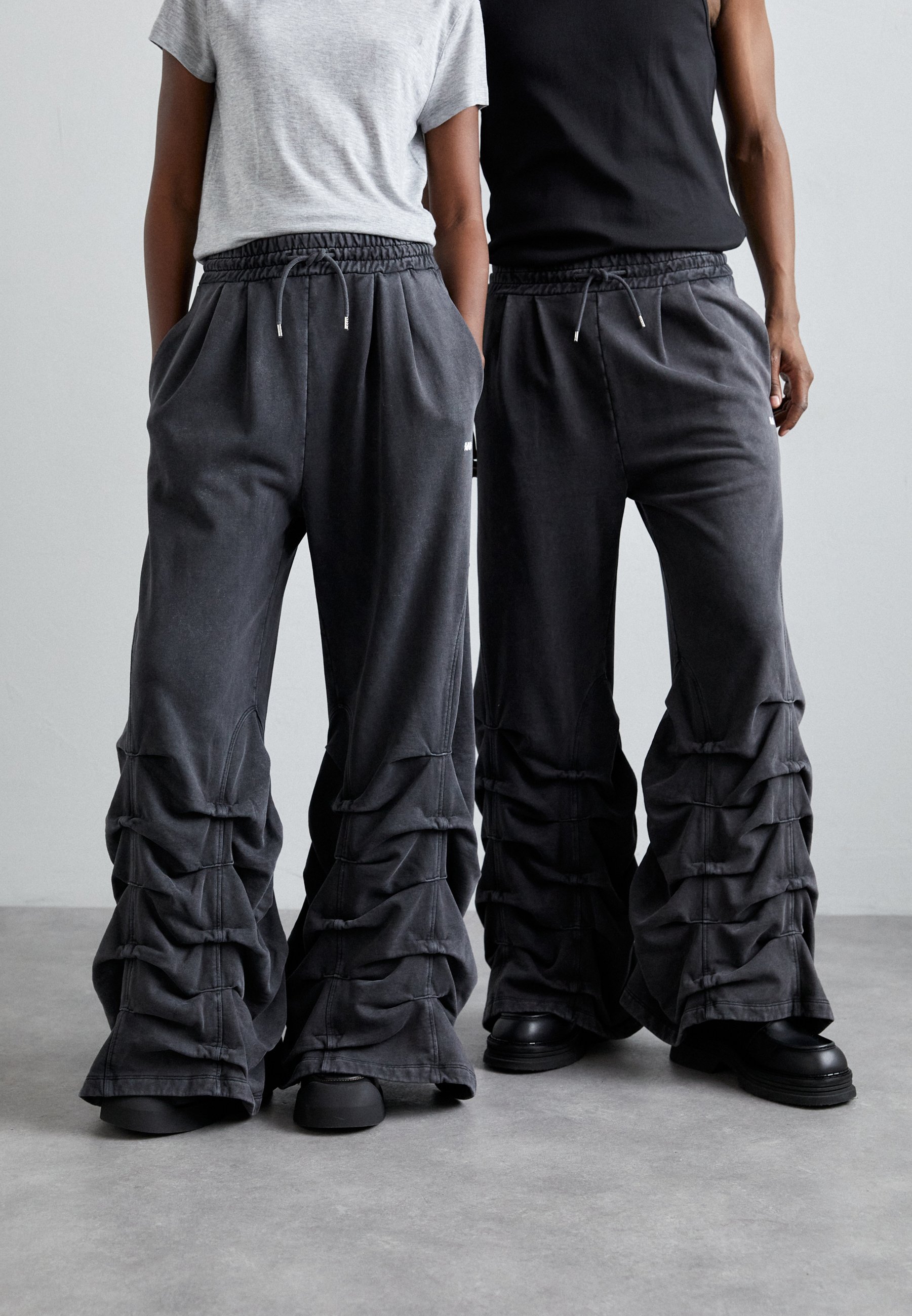 AVAVAV SMOCKED TRACK PANT UNISEX - Tracksuit bottoms - black 