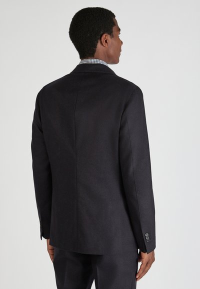 Granatowa marynarka z teksturowanej tkaniny, z pojedynczym rozcięciem, usztywnionymi ramionami i czterema guzikami na każdym mankiecie.