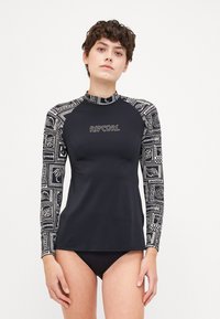 Crna majica dugih rukava za zaštitu od sunca s uzorkom na rukavima u bijeloj i svijetlo sivoj boji, s "RIPCURL" logotipom na prsima. Elastičan, uski kroj.