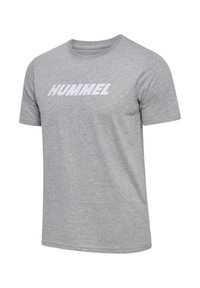 Camiseta de algodón gris con mangas cortas, cuello redondo y un destacado logo blanco de "HUMMEL" en el pecho. Textura suave.