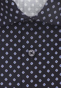 Zwarte shirt met een herhalend ruitpatroon in blauwtinten, met een sluiting met knopen en een klassiek kraagontwerp.