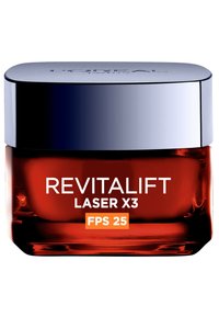 Crème Revitalift Laser X3 dans un pot en verre rouge avec un couvercle argenté ; arbore un texte blanc et orange indiquant « FPS 25 » en évidence.