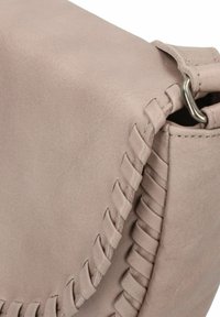 Weiche rosa Leder-Umhängetasche mit geflochtenem Rand, strukturiertem Design und metallischen Akzenten. Verfügt über einen Klappenverschluss und eine glatte Textur.