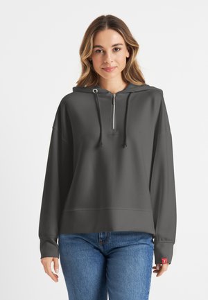 Donkergrijze hoodie gemaakt van zachte stof, met een rits bij de hals, lange mouwen en een klein logo. Rode accent op de manchette van de mouw.