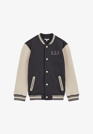 Temno siva jakna za športne aktivnosti z kremastimi rokavi, ki ima rebrast ovratnik, manšete in spodnji del, zapiranje na gumb ter izvezeno oznako "B.R.D" na prsih.