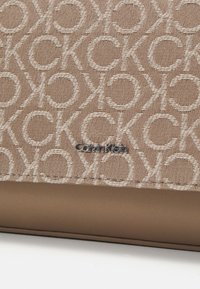 Calvin Klein MUST SHOULDER BAG - Ručna torba - chanterelle