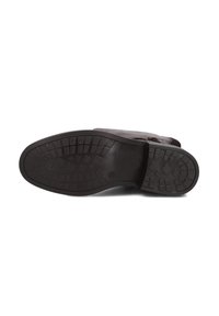 Bruine waterdichte laars met een gestructureerde rubberen zool, met een patroon op de loopvlak voor grip en een gladde leren bovenkant met een zijrits.