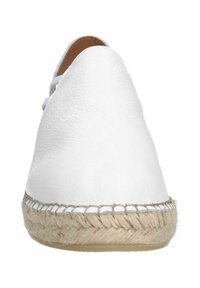 Chaussure espadrille blanche en cuir, avec un bout rond et des détails en corde de jute le long de la semelle, texture lisse et accents minimaux.