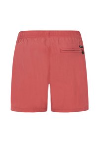 Bañador rojo con cintura elástica, que cuenta con un bolsillo trasero con cremallera y una pequeña etiqueta de marca en el lateral. Textura suave.