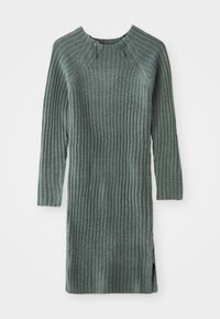 Abito in maglia con texture a coste, maniche lunghe e scollatura rotonda. Il colore è un teal smorzato con fessure laterali e dettagli con zip.