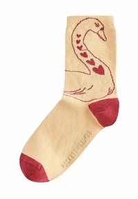 Calcetín beige con un diseño de cisne rojo y acentos de corazones; punta completamente roja; textura suave; de longitud hasta el tobillo.