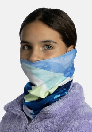 Mehrfarbiger Halswärmer mit abstrakten Formen in Blau, Grün und Weiß, aus weichem, dehnbarem Stoff, getragen mit einer lila Fleecejacke.