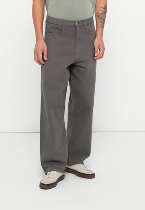 Pantalones rectos grises con un diseño clásico de cinco bolsillos, cierre de botón y una textura de tela suave y duradera.
