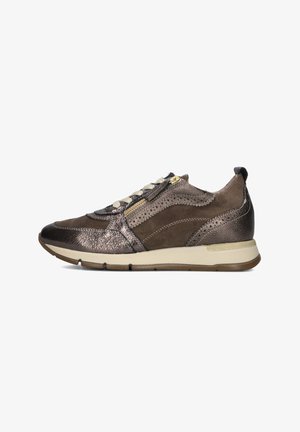Bruine en metallic bronzen sneaker, met een mix van textuurleer en suede, contrasterende veters, decoratieve stiksels en een rubberen zool.
