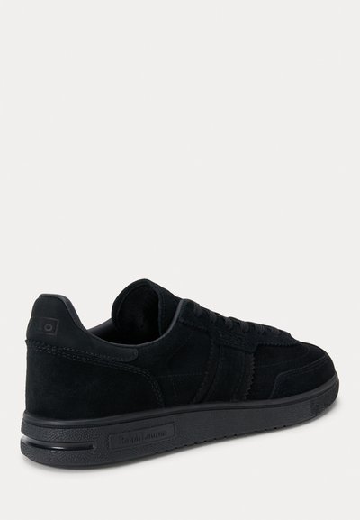 Sneaker nera in suede con profilo basso, punta rotonda, finitura testurizzata, lacci piatti e suola in gomma caratterizzata da un dettaglio del logo sul tallone.