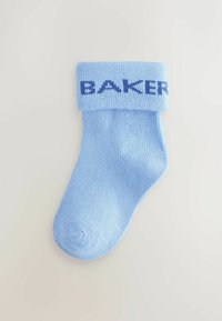 Jasnoniebieska skarpetka dla niemowląt z zagiętym mankietem, na którym w ciemnoniebieskim dzianinie widnieje napis "BAKER" na jednolitym tle.