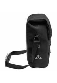 Borsa a tracolla nera realizzata in materiale resistente, con una chiusura ripiegata, una tracolla regolabile e un logo in evidenza sul fronte.