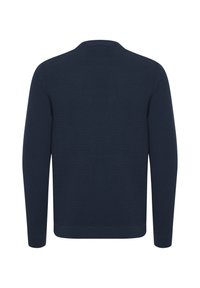 Pull bleu marine à manches longues avec une subtile texture côtelée horizontale, col rond, poignets et ourlet ajustés, vu de dos.