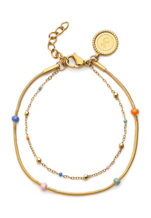 Goldfarbenes Armband mit doppelter Kette, kleinen bunten Perlen, Karabinerverschluss und rundem Anhänger mit eingraviertem Symbol.