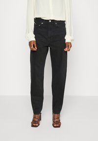 Weekday LASH EXTRA HIGH MOM - Calças de ganga de corte relaxado - washed black