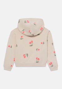 Sweatshirt bege com capuz e corte regular, apresentando ilustrações dispersas de cerejas rosa e folhas verdes por todo o tecido.