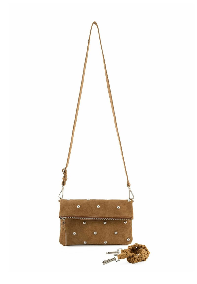 Borsa a tracolla in suede marrone con borchie argento, chiusura a pattina e tracolla regolabile. Include un foulard abbinato con clip.