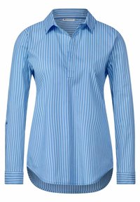 Ljusblå långärmad skjorta med vertikala vita ränder, klassisk krage och delad knäppning. Mjuk tyg med rundad nederkant.