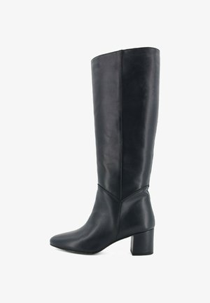 Zwarte leren laars tot de knie met een spitse neus, een gladde textuur en een blokhak. Bevat minimale stikdetails en een slank ontwerp.