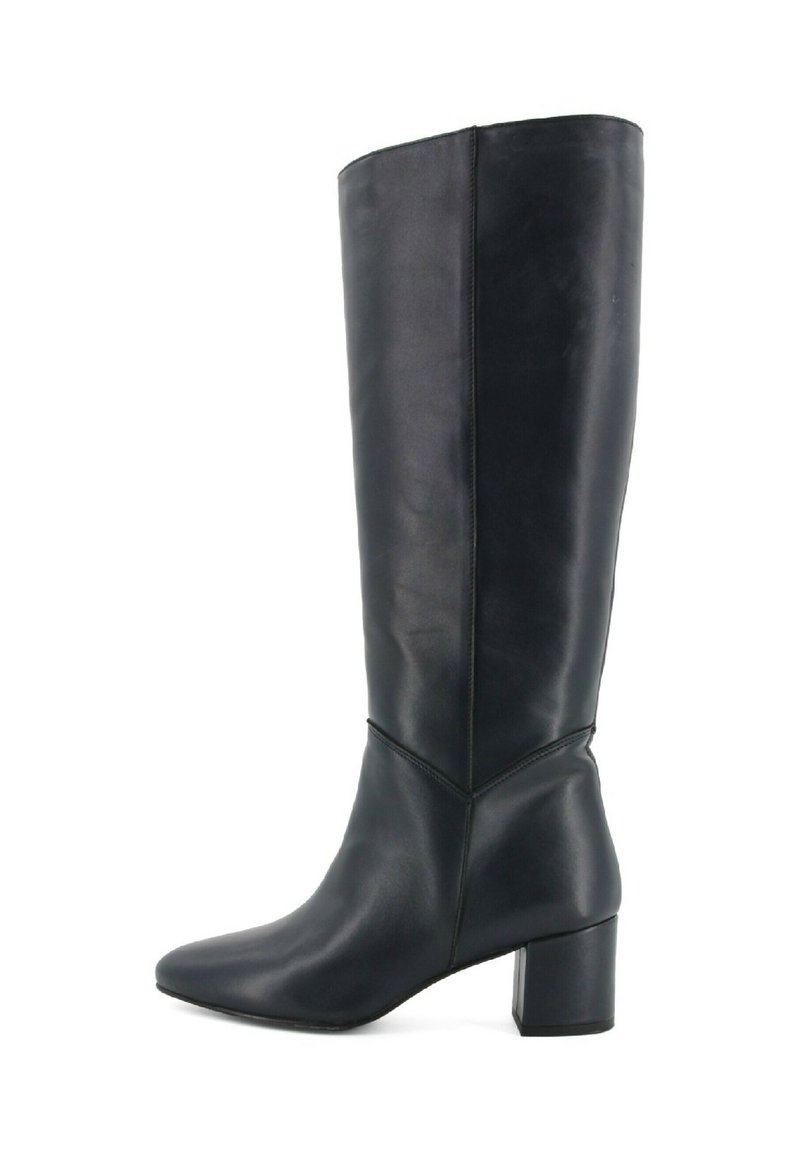 Stivale in pelle nera fino al ginocchio con punta appuntita, texture liscia e tacco a blocco. Presenta dettagli di cucitura minimi e un design elegante.