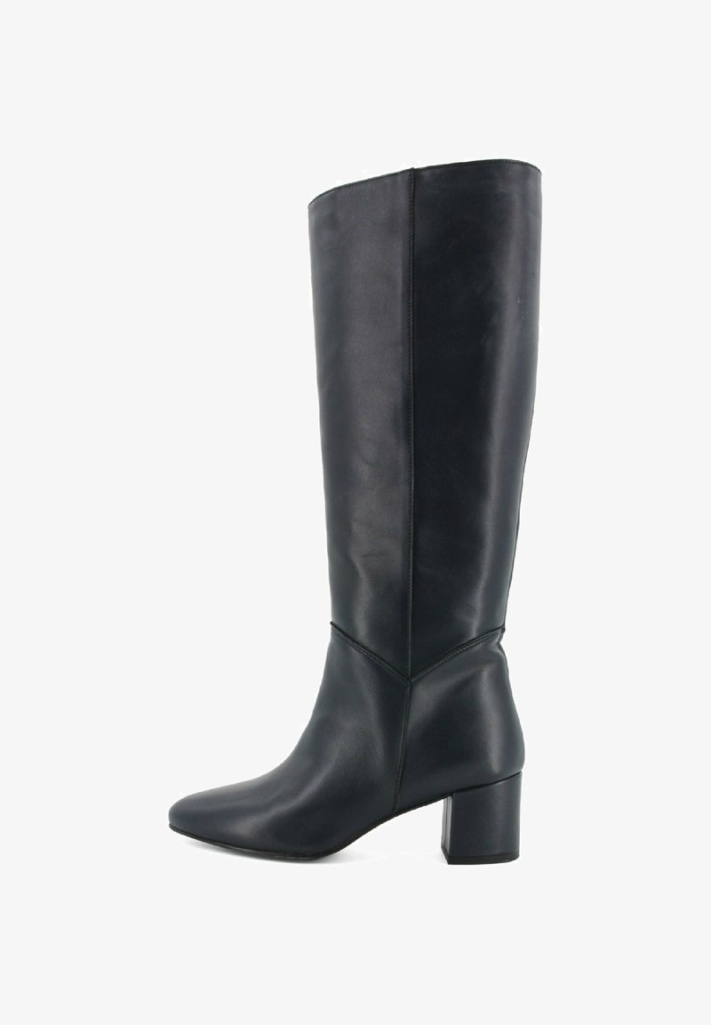 Bota de cuero negro hasta la rodilla con punta afilada, textura lisa y tacón cuadrado. Presenta un detalle de costura minimalista y un diseño elegante.