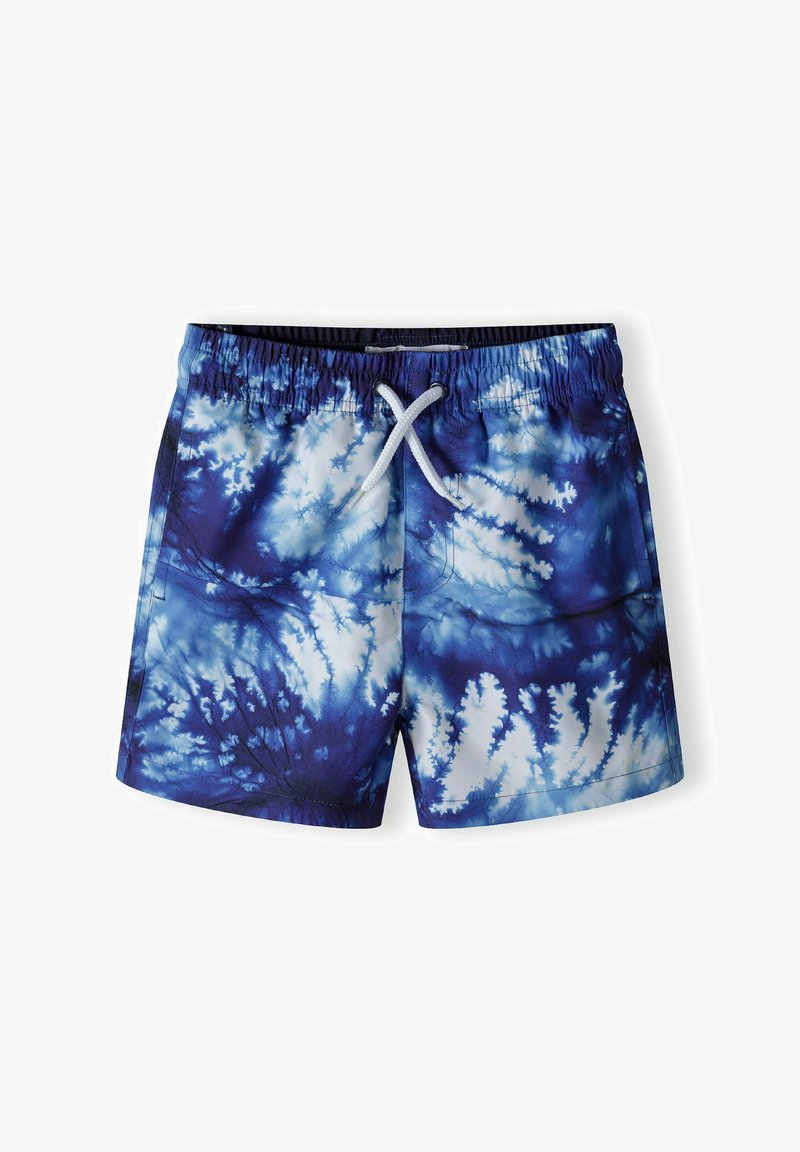 Des shorts de bain bleu tie-dye avec une taille élastique dotée d'un cordon, fabriqués en tissu léger, arborant un motif floral.