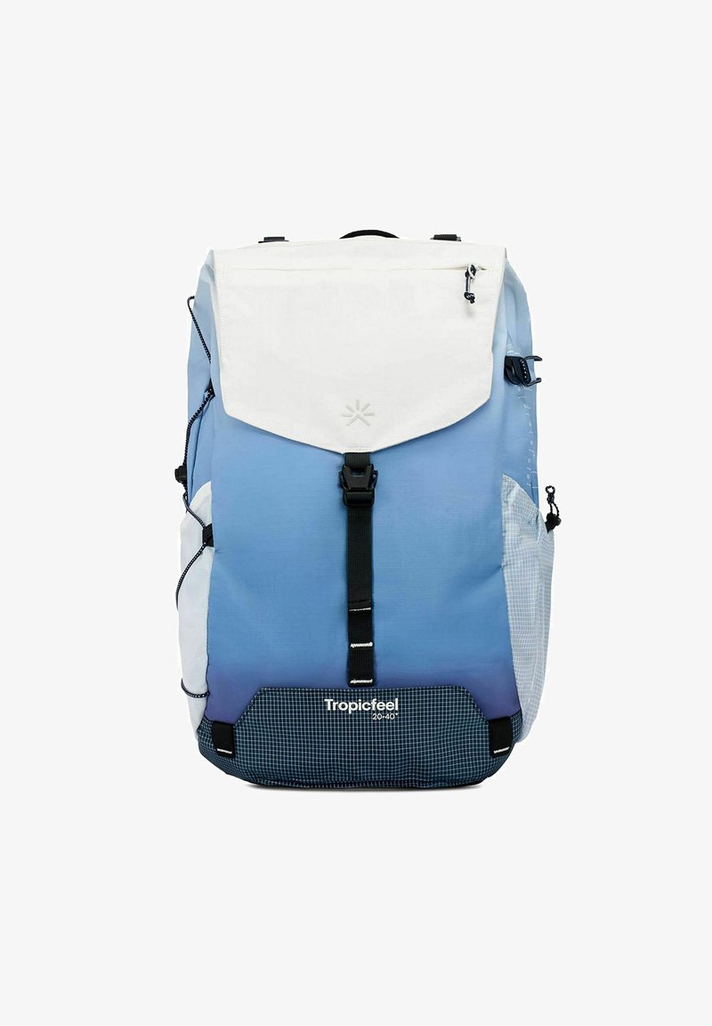 Rugzak met een blauwe gradientontwerp, een wit klepje, zwarte hardware, zijvakjes van mesh en een geruit onderste paneel.