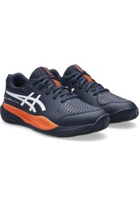 Námořnické sportovní boty s dvouvrstvým síťovaným svrškem, bílými a oranžovými akcenty, texturovanou podrážkou a šněrovacím designem pro pevné uchycení a prodyšnost.