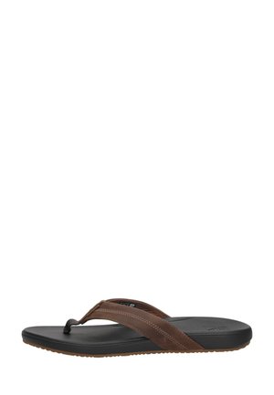 Tong de cuir marron avec une semelle intérieure en caoutchouc noir texturé, présentant un entre-doigts lisse et des coutures contrastantes sur les brides.