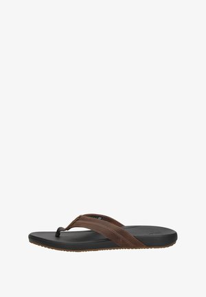 Bruine leren teenslipper met een gestructureerde zwarte rubberen voetbed, voorzien van een gladde teenpost en contrasterende stiksel op de banden.