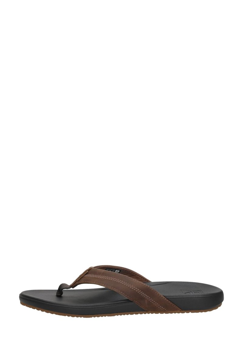 Tong de cuir marron avec une semelle intérieure en caoutchouc noir texturé, présentant un entre-doigts lisse et des coutures contrastantes sur les brides.
