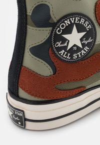 Converse CHUCK 70 PRINT UNISEX - Sapatilhas de cano alto - field surplus/black/egret