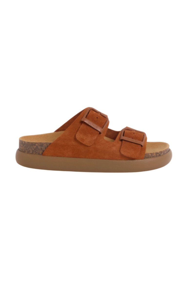 Sandalo in suede marrone con due cinturini regolabili, soletta in sughero e suola in gomma testurizzata. Design casual adatto per il clima caldo.
