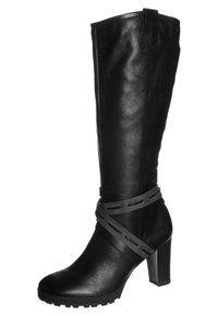 Bota negra de cuero hasta la rodilla con punta cuadrada, tacón grueso y detalles de correas entrecruzadas. Presenta un acabado texturizado y suela de goma.