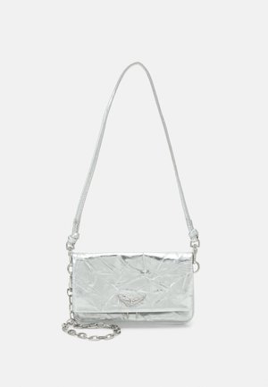 Sac à main métallique argenté froissé avec une bandoulière en chaîne amovible, texture lisse, fermeture à rabat et détail de logo embossé à l'avant.