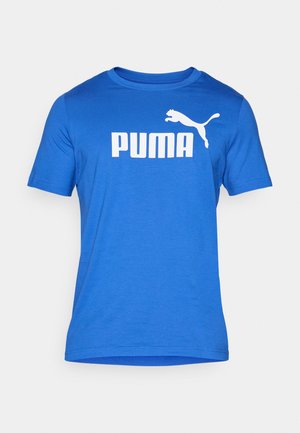 Modra kratka majica s kratkimi rokavi iz gladkega blaga s krožnim ovratnikom. Ima velik bel logotip "PUMA" in grafiko skočnega pumice.