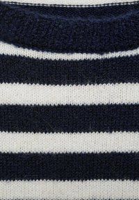 Tessuto a maglia a righe navy e bianche con righe orizzontali alternate, texture morbida e dettagli di cucitura visibili.