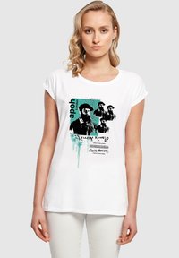 Weißes Baumwoll-T-Shirt mit umgekrempelten Ärmeln, das einen grafischen Druck historischer Figuren in Schwarz und Teal zeigt, mit dem Text "apoh London".