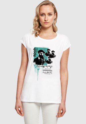 Weißes Baumwoll-T-Shirt mit umgekrempelten Ärmeln, das einen grafischen Druck historischer Figuren in Schwarz und Teal zeigt, mit dem Text "apoh London".